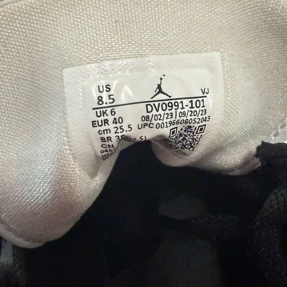 JORDAN- Black and White Jordan 1s - Picture 7 of 7